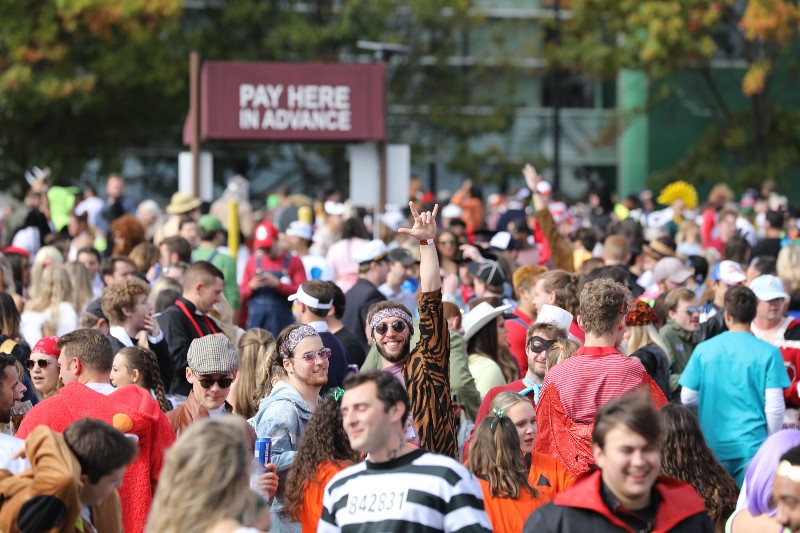 👻 Trick or treat yo'self to Charlotte's BEST Halloween Pub Crawl 🎃 on October 29! We'll be throwin down on Rich &amp; Bennett's 21st Annual Halloween Pub Crawl in Uptown Charlotte with over 25 participating bars. 🍻 Grab your tickets 🎟️ now! bit.ly/RBHalloweenTix…