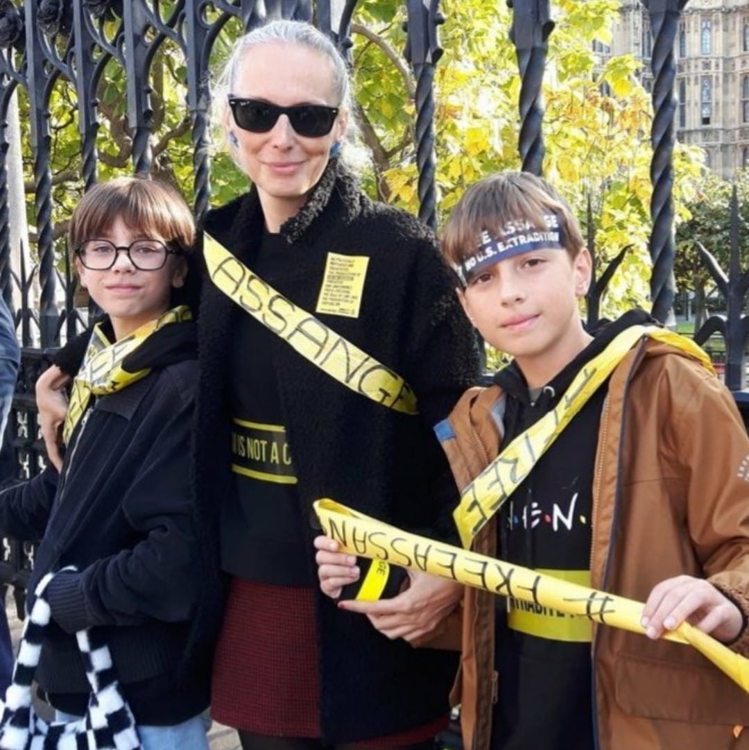 My kids and I flew from Spain to UK to stand up for Julian Assange. We all want a fairer world for our kids where truth is not a crime. Julian deserves to win the EU Sakharov prize, his life depends on it!. Stop this political prosecution now. #SurroundParliament #FreeAssange