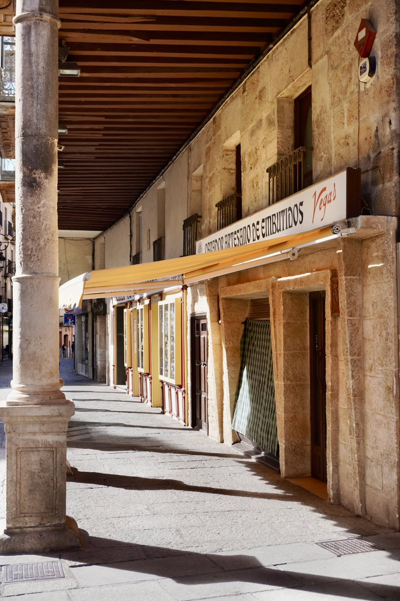 Daviddcoba's tweet photo. Creo firmemente que este soportal de dos pisos, con sus recias columnas de piedra y sus comercios tradicionales aún en activo, es uno de los más bonitos, pintorescos y auténticos de toda Castilla. 

Plaza del Trigo, Aranda de Duero (Burgos). https://t.co/4T27vr8wA7