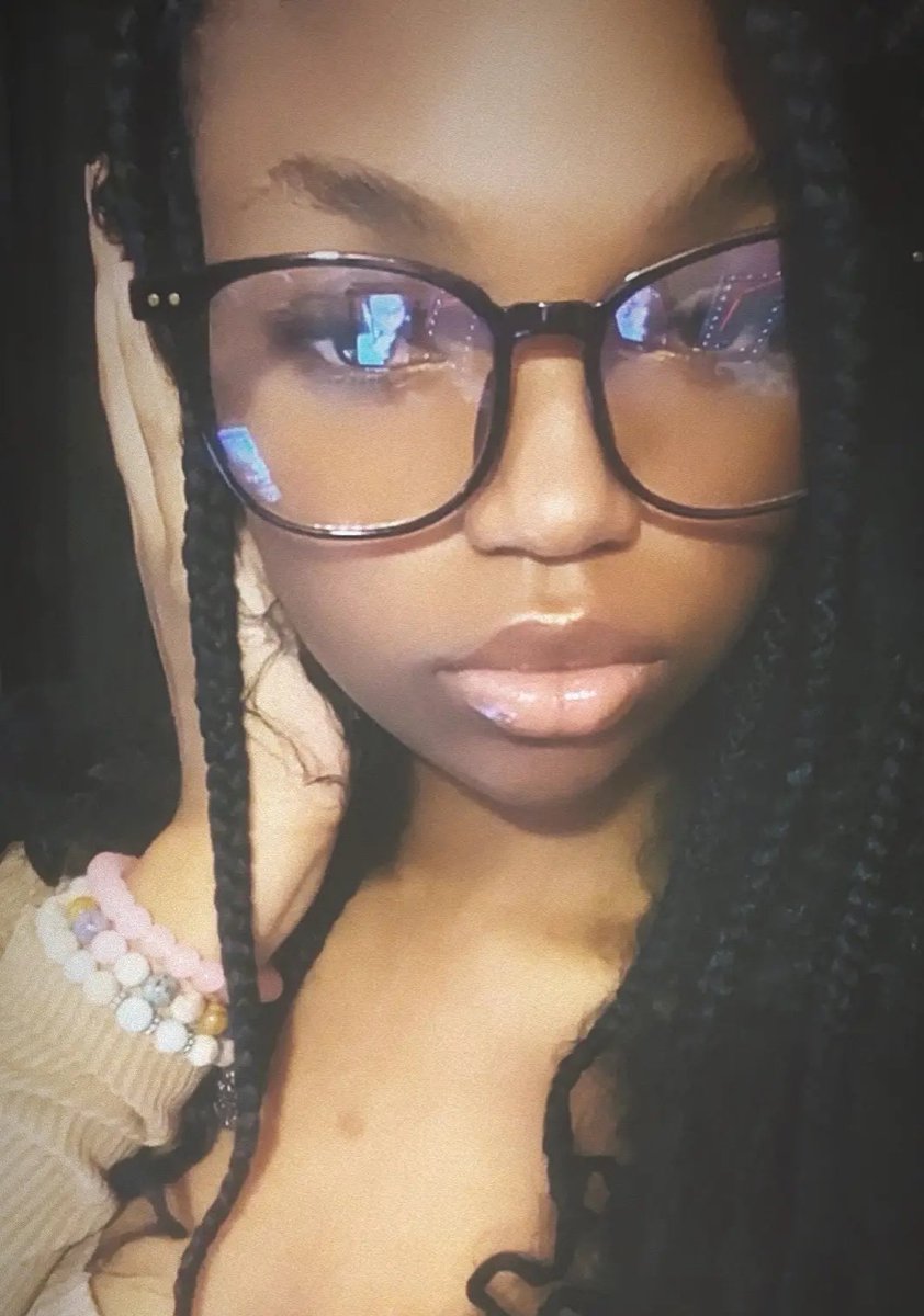 mel.⠀ hi *drops #munday and runs 🏃🏽‍♀️*