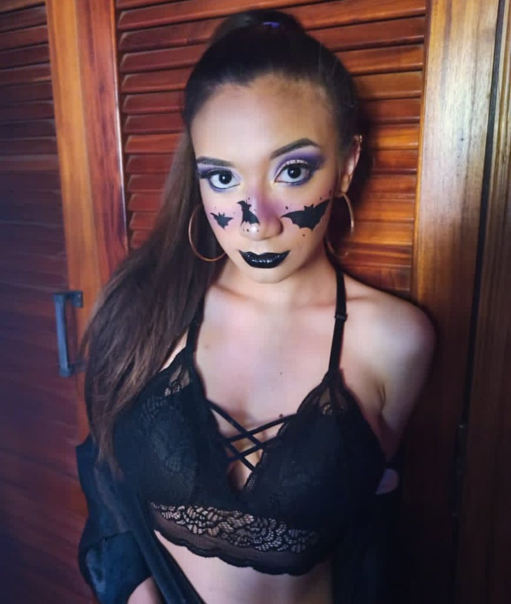 KareemParedes's tweet photo. Holi! Si necesitan maquillaje para holloween cuentan con esta humilde servidora 🦇 me pasan sus fotos al 0983832404 y les paso presupuesto para agendar! ❤️ Se agradece RT.
Mi página es https://t.co/u8QWQxURhh https://t.co/3qqHvTGKsE