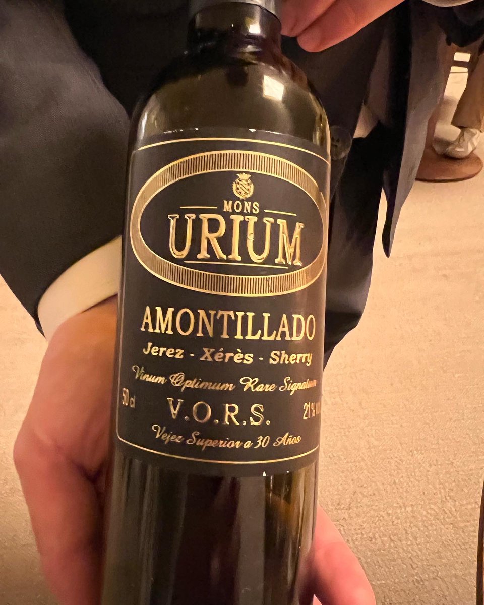 Y para acompañar los quesos este excelente Amontillado VORS de @BodegasUrium