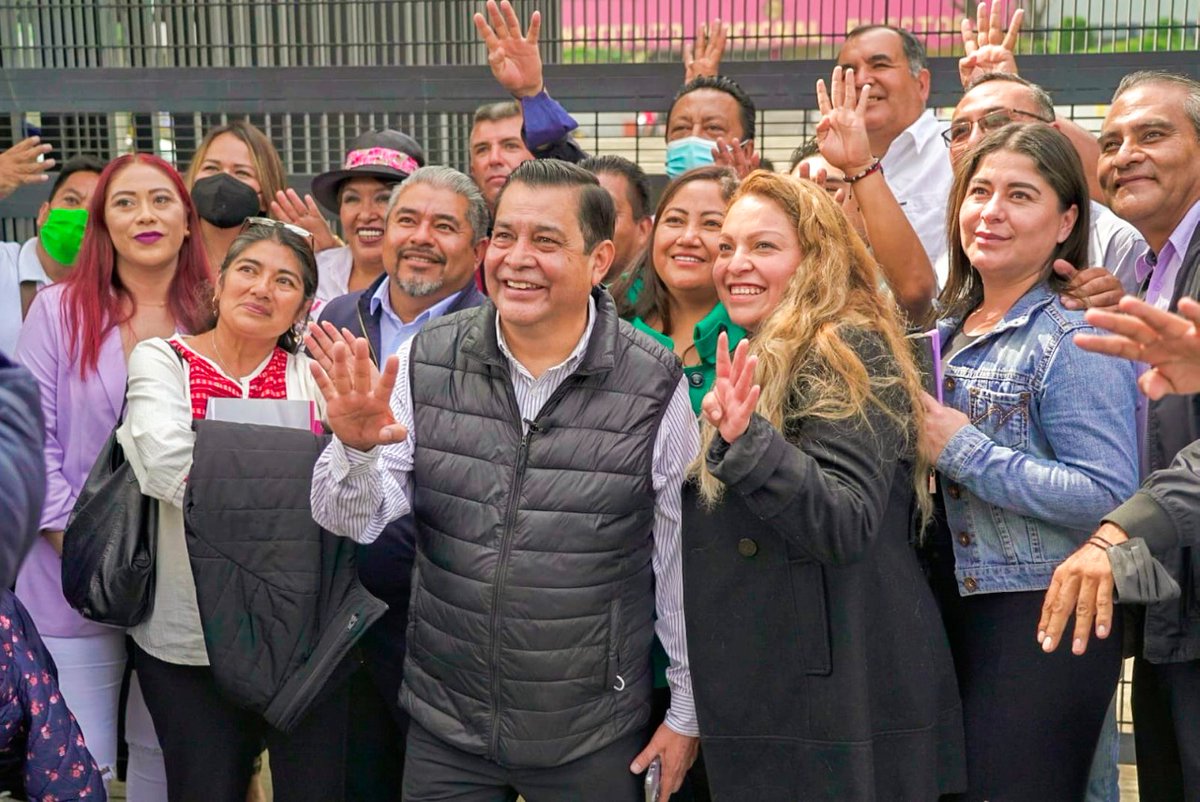 JuanHugoNeza's tweet photo. Acudimos al @INEMexico a entregar la denuncia contra @ClaudioXGG por el plagio del nombre de nuestra agrupación política Unid@s por @UnMejorPais_ . Agradezco a l@s compañer@s que nos acompañan a defender nuestro trabajo a favor de los que menos tienen. https://t.co/P56tElKsVW