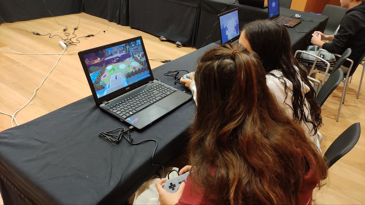 Gamerauntsia's tweet photo. 🎮Joan den astean Iruñean izan ginen @SEuskaraz ekimenarekin bat egiteko! DBHko eta Batxilergoko ikasleek bideojokoez euskaraz gozatzeko aukera dagoela ezagutu zuten gure #GamerGela|n.

Super Mario 64, Pile Up, @Minecraft eta askoz gehiago eskaini genituen!

#Bideojokoak #Euskara https://t.co/vw28N6huHg
