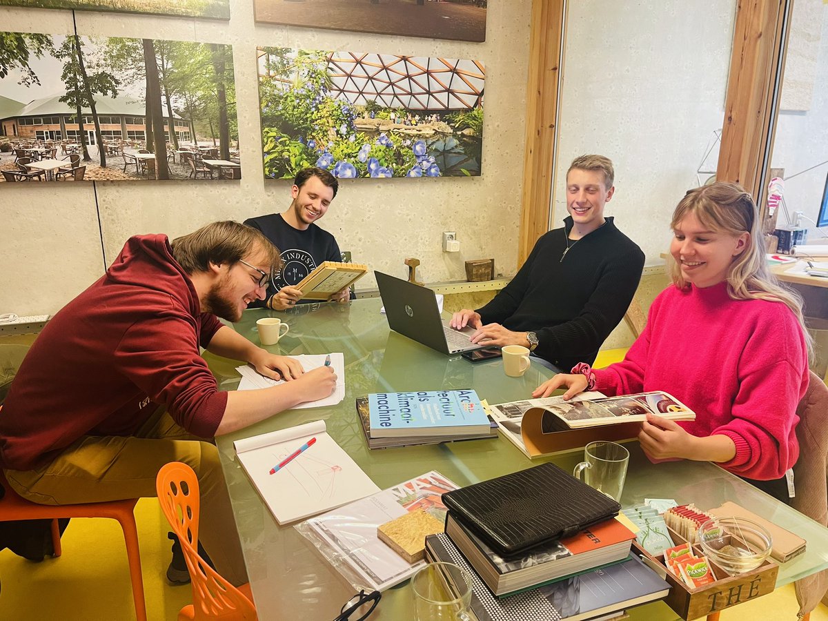 4 studenten @InhHaarlem voor hun project van een geodetische koepel kas  voor Nieuwe Energie Alkmaar. #Circulair #GreenHotSpot