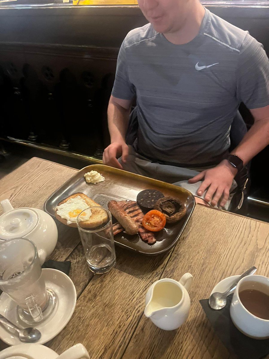 Charliecav9's tweet photo. Mate sticks mayo instead of beans on a full English, gotta be an arrest-able offence https://t.co/0SDKp5Jt6R