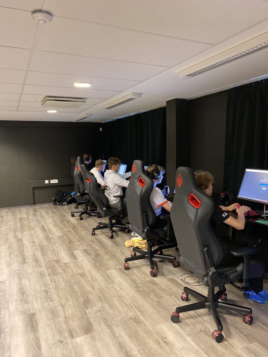 CS:GO Akatemia joukkue harjoittelee muutaman päivän <a href="/Tanhuesports/">Tanhuvaara esports</a> tiloilla Savonlinnassa! Olemme tekemässä Q&amp;A videon, joten laittakaahan kysymyksiä tulemaan pelaajille!😎
#esportsfi #csgofi