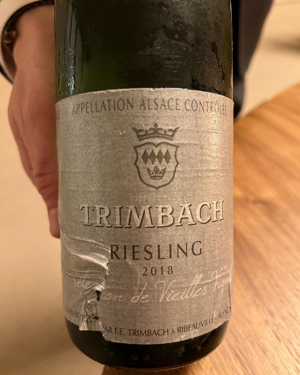 Poseen una carta de Vinos única, en la que sacrifican longitud por profundidad, ofreciendo añadas históricas de bodegas de primer nivel, por ejemplo un Marqués de Riscal de 1892. Opté por realizarme yo el maridaje con buenas opciones que tienen por copas.