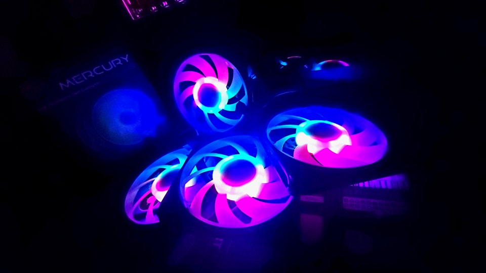 InWin's tweet image. Wow! #Tpbmods captured the celestial lights of the new #InWin Mercury AM120S slim ARGB fans. 😍😍😍