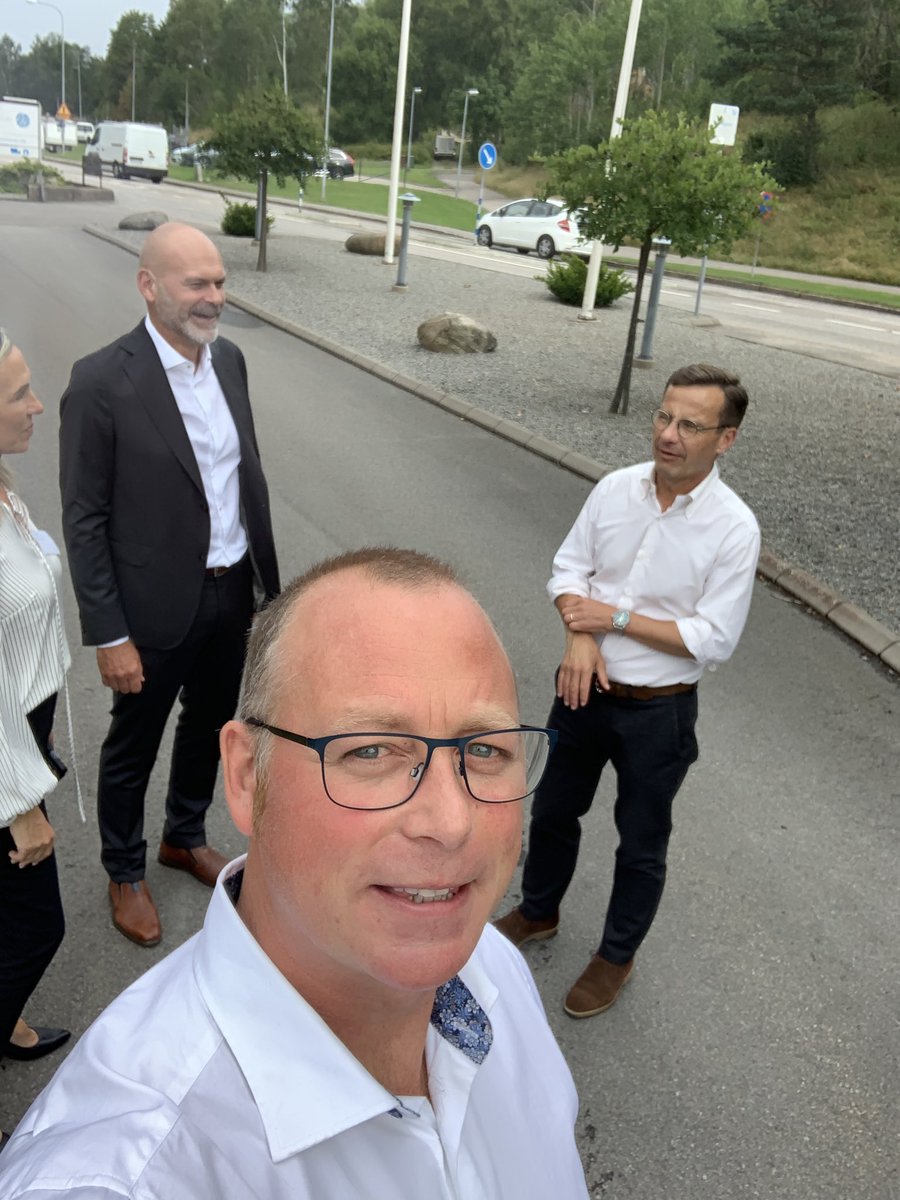 Äntligen!
Vi får en statsminister som engagerar sig och det är på tiden. 
Vi fick möjlighet att bli gästad av <a href="/UlfKristersson/">Ulf Kristersson</a> till #tranemo kommun och byn #limmared där @ulf besökte ortens glasbruk.
Ett fantastiskt möte på alla sätt.

Grattis till statsminister posten 🇸🇪🎉
