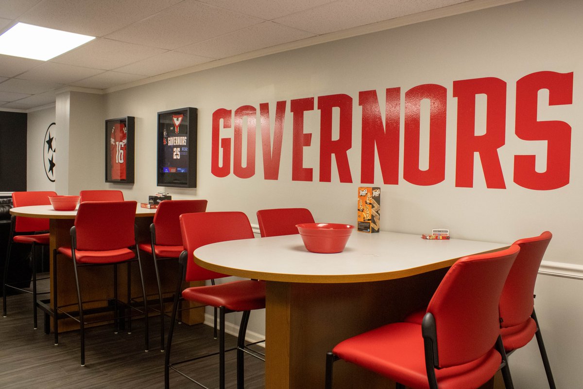 UACNewsToday's tweet photo. This month, @LetsGoPeay opened the brand new 𝗦𝘁𝘂𝗱𝗲𝗻𝘁-𝗔𝘁𝗵𝗹𝗲𝘁𝗲 𝗟𝗼𝘂𝗻𝗴𝗲! 

It features recliners, two 75-inch TVs, a PlayStation 5, and various other amenities for the student-athletes of @AustinPeay.

#ChaseTheLion || #PushinPeay https://t.co/NSP6DaC1vm