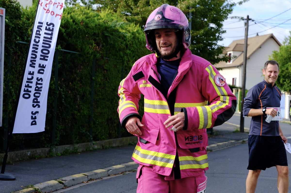 PompiersRoses's tweet photo. Hier notre président Vendelin a répondu présent à l’invitation du maire de Houilles @Chambon_julien pour courir les 6km de la 1ere édition de la #coursedesvictoires. Une ambiance &amp; une organisation au top, beaucoup de bienveillance entre participants.
#cancerdusein #octobrerose https://t.co/gdNIcfCeq9
