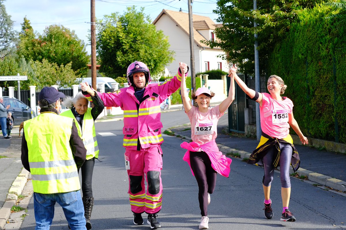 PompiersRoses's tweet photo. Hier notre président Vendelin a répondu présent à l’invitation du maire de Houilles @Chambon_julien pour courir les 6km de la 1ere édition de la #coursedesvictoires. Une ambiance &amp; une organisation au top, beaucoup de bienveillance entre participants.
#cancerdusein #octobrerose https://t.co/gdNIcfCeq9