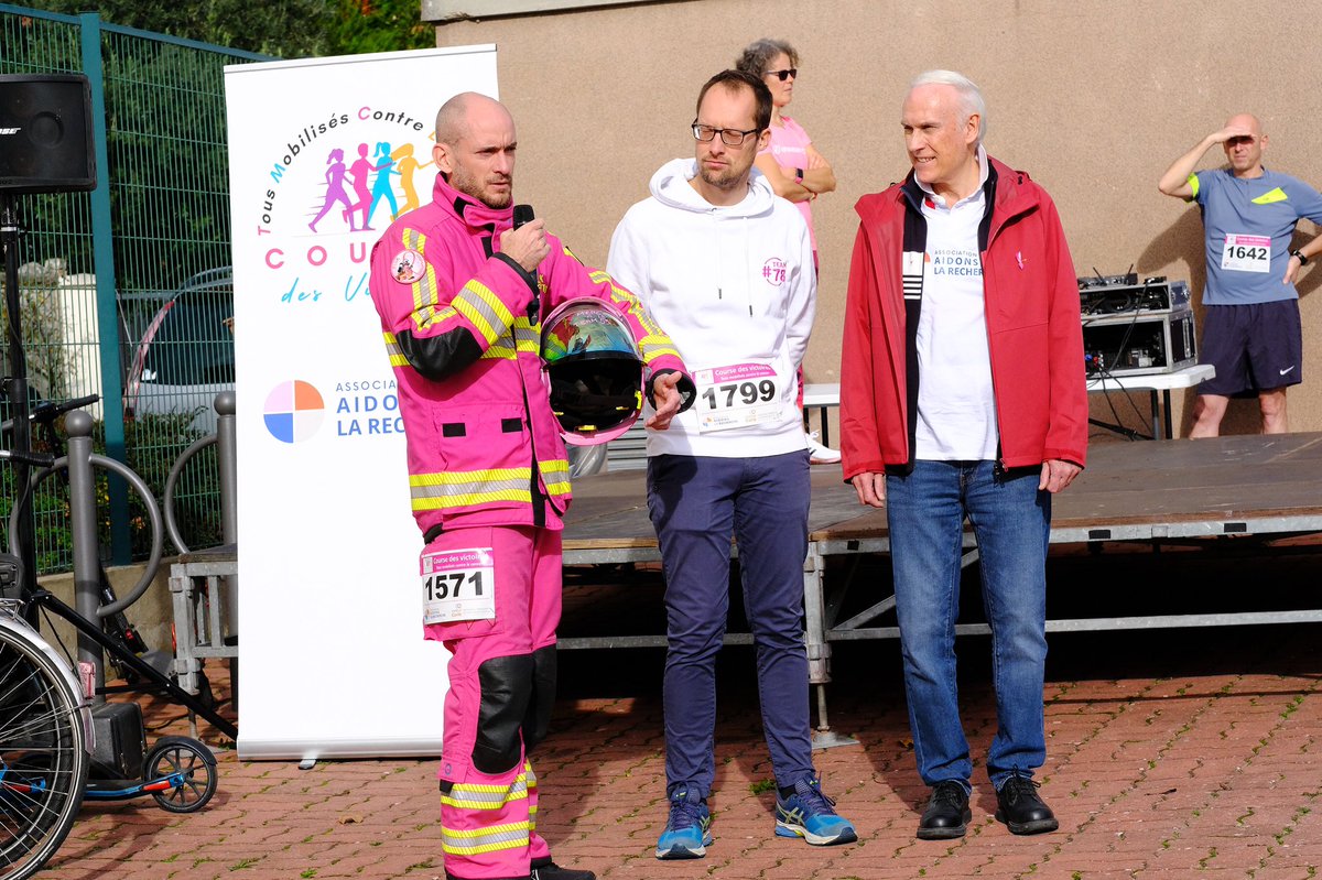 PompiersRoses's tweet photo. Hier notre président Vendelin a répondu présent à l’invitation du maire de Houilles @Chambon_julien pour courir les 6km de la 1ere édition de la #coursedesvictoires. Une ambiance &amp; une organisation au top, beaucoup de bienveillance entre participants.
#cancerdusein #octobrerose https://t.co/gdNIcfCeq9