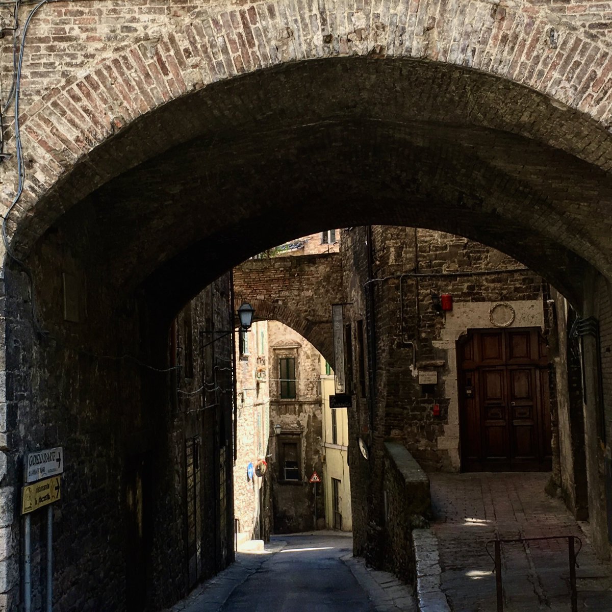 garattoni_luca's tweet photo. #perugia July 5th, 2019 (iPhone SE) #photography #hdr #umbria #arch #italy #centralitaly #street #architecture #europe #medieval https://t.co/VUD8fEJDyS