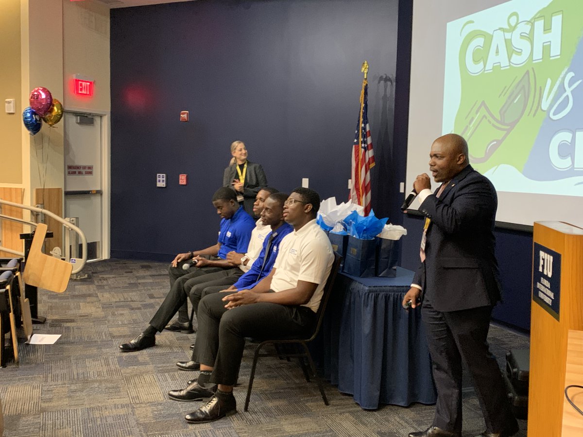 FLConsortium's tweet photo. 1️⃣size doesn't fit all. 4️⃣ students @BrowardCollege, but 4️⃣ unique journeys. Dreams, goals, degree attainment, and how the @FLCollegeSystem &amp; @FLBOG SUS work together to help students persist with Dr. David Kenton &amp; Dr. Lauren Adamo #FLTransferSummit22 @FIU 🐾#UCF⚔ #USF🤘 https://t.co/0ET6D0qkK2