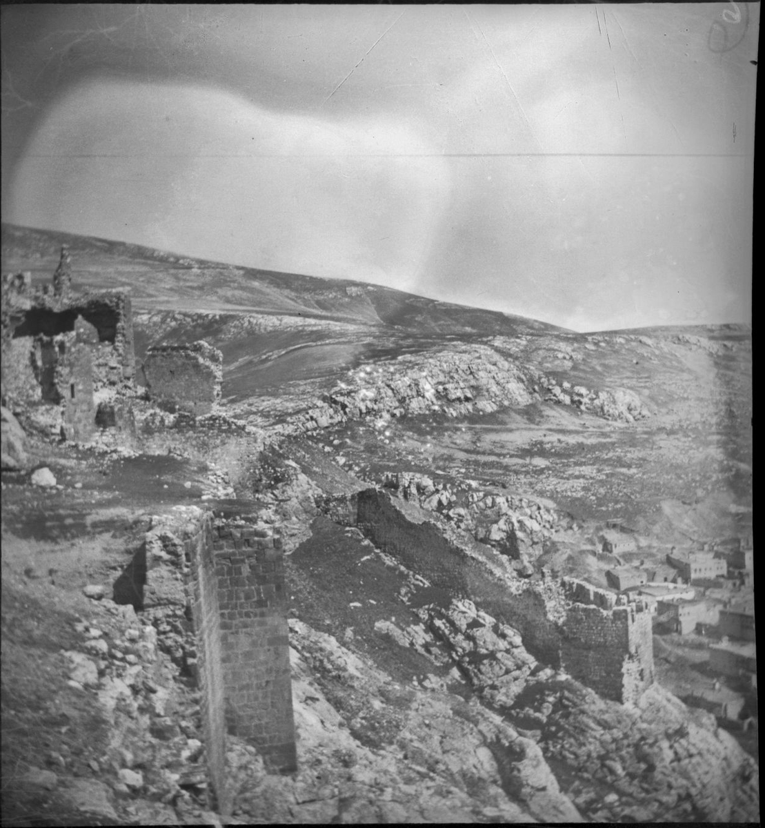 pirokoncolos's tweet photo. 1895 yılında Anadolu gezisi sırasında Gümüşhane'den Bayburt'a geçen Amerikan bisikletçi William Lewis Sachtleben'in objektifinden. 

Fotoğrafta Gümüşhane/Torul'da karşılaşıp kendisine Bayburt'a kadar eşlik eden bir Türk köylüsü ve Bayburt Kalesi'nin surları. https://t.co/L1b9HLyWSz