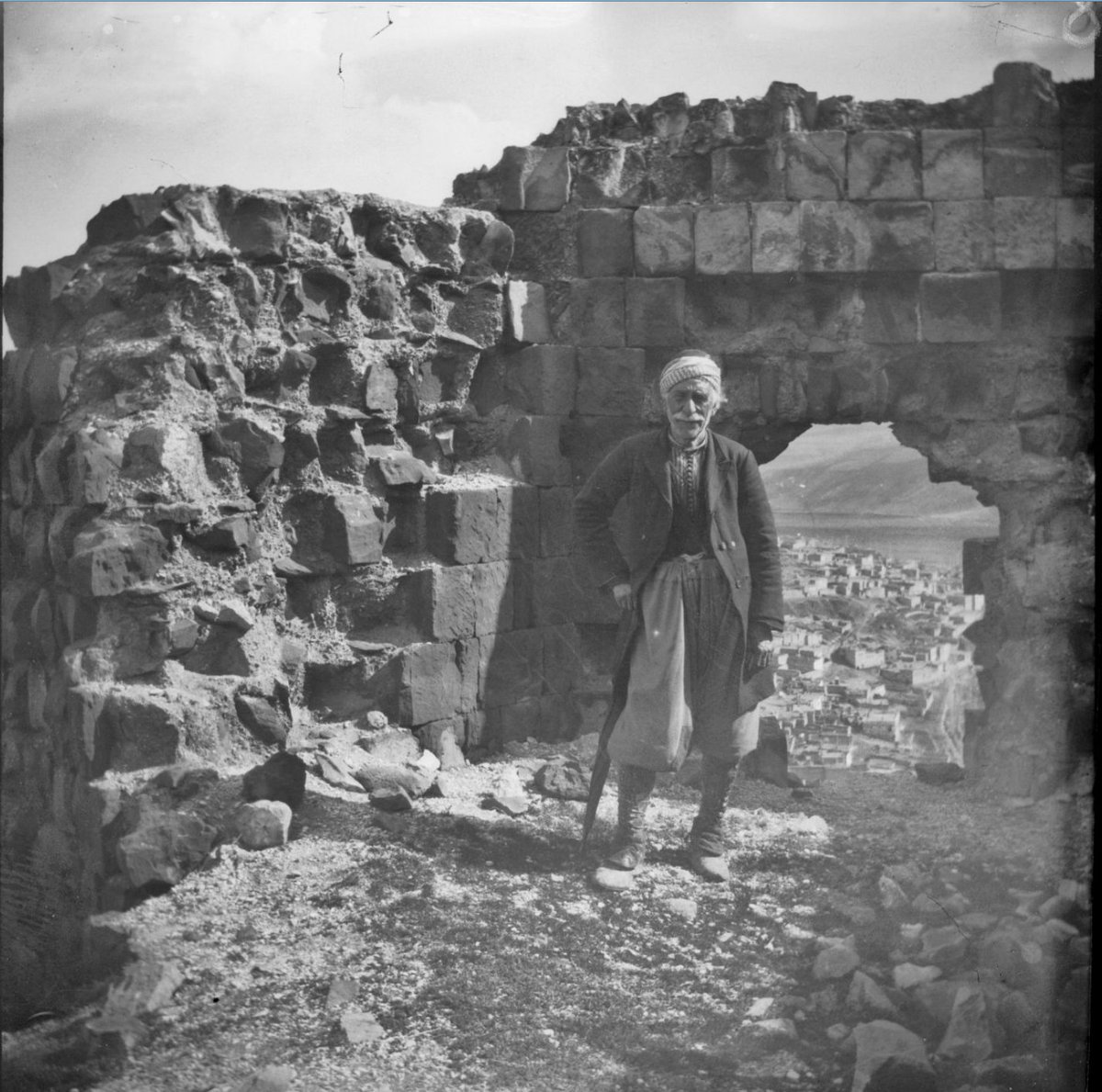 pirokoncolos's tweet photo. 1895 yılında Anadolu gezisi sırasında Gümüşhane'den Bayburt'a geçen Amerikan bisikletçi William Lewis Sachtleben'in objektifinden. 

Fotoğrafta Gümüşhane/Torul'da karşılaşıp kendisine Bayburt'a kadar eşlik eden bir Türk köylüsü ve Bayburt Kalesi'nin surları. https://t.co/L1b9HLyWSz
