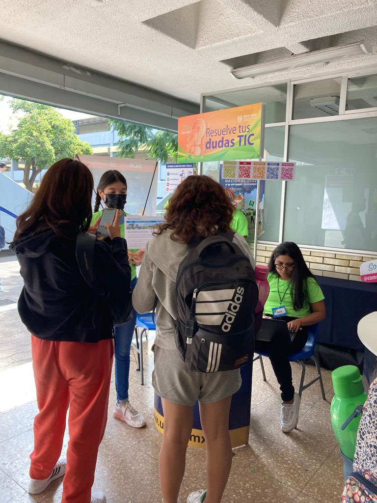 diteunam's tweet photo. #LaGiraDGTIC llegó a la Prepa 2 Erasmo Castellanos Quinto con su stand de #serviciosTIC que ofrece la #DGTIC 👩🏻‍💻🧑🏽‍💻📧🌐

Te invitamos a visitarnos también en nuestro portal de Retos TIC 🔗 https://t.co/yzU8dAXTyZ

#DGTICentuPrepa #TodosenLíneaconlaUNAM https://t.co/dSlKOhkHC0
