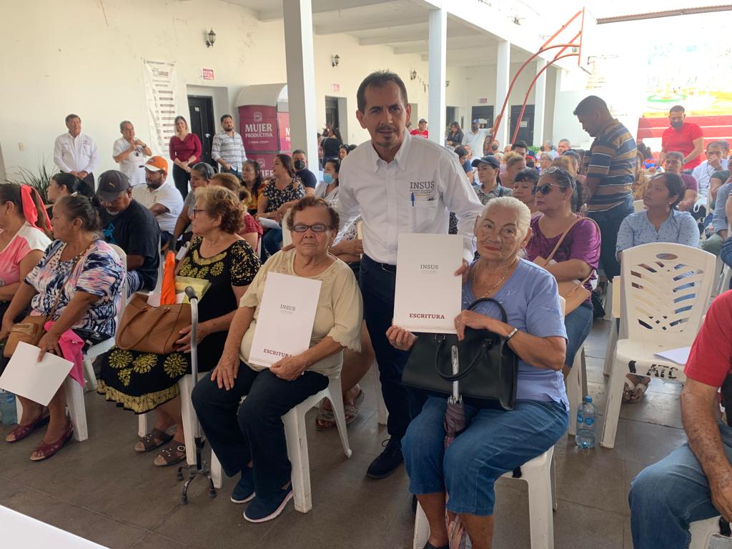 INSUS_Oficial's tweet photo. 2/Los nuevos poseedores legales de los lotes regularizados se incorporan al desarrollo urbano de su ciudad.
#Insus #CertezaJurídica #EscuinapaSinaloa https://t.co/PF6VF2kARh