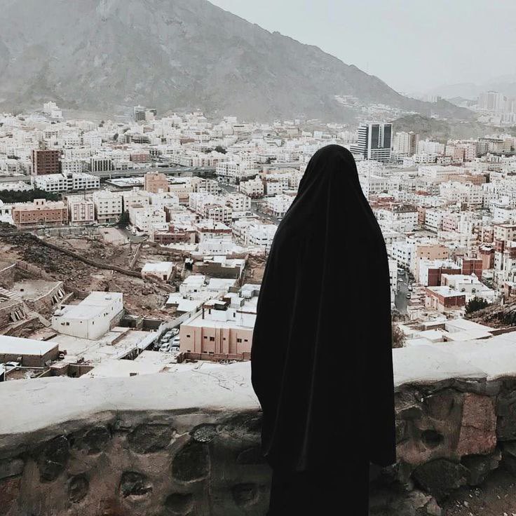 🌷قال الإمامُ #ابن_كثير رحمه الله :

مُعلِّقاً على #آية النِّساء:

{وَعَاشِرُوهنَّ بِالْمَعْرُوفِ}
🌱بقوله :
" أيْ : طَيِّبُوا أقْوالَكم لهُنَّ،
وحَسِّنوا أفعالَكُم و هيْئَاتكُم,
بِحسَبِ قُدرتِكُم، كما تُحِبُّ ذلك مِنها؛
فَافْعلْ أنتَ بِها مِثْلَهُ "

📖[ تفسير ابن كثير (١/٤٧٧) ]