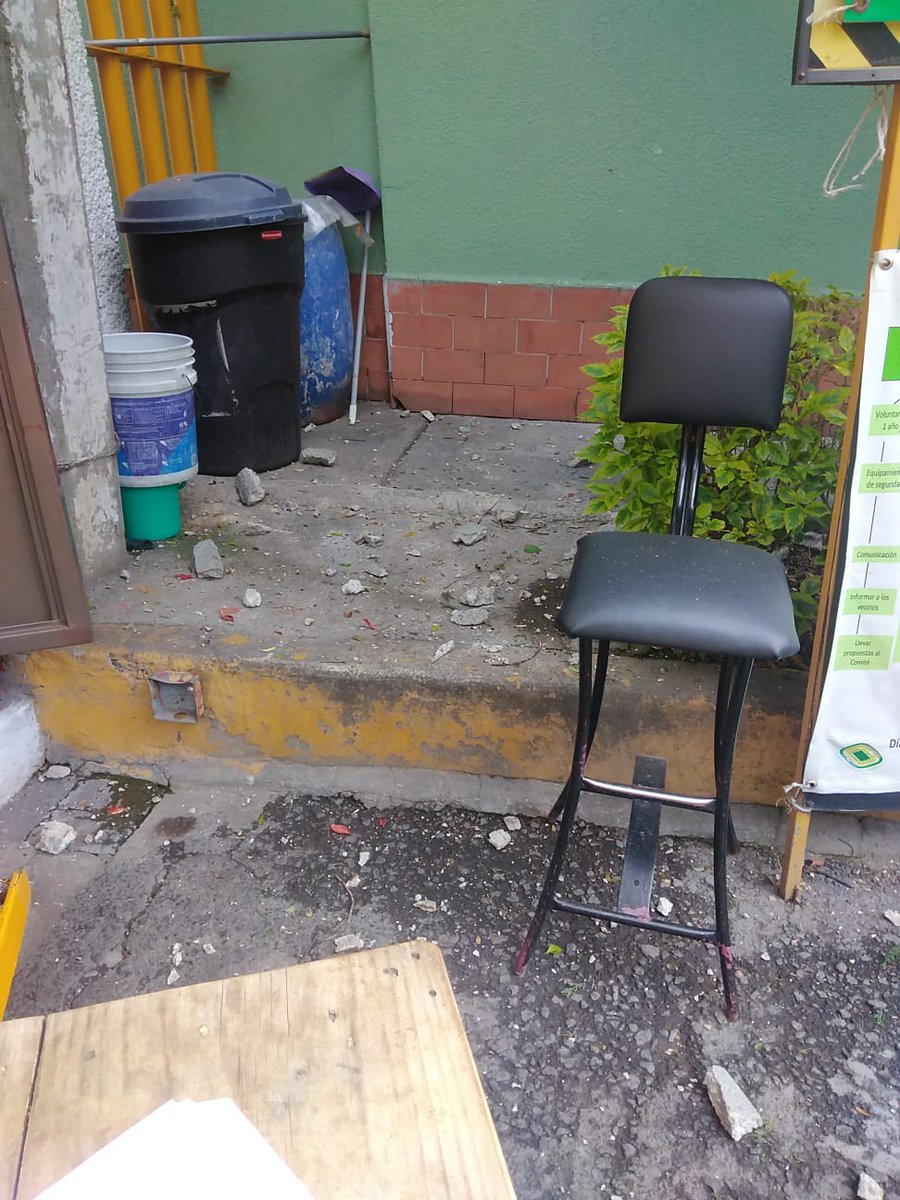 Anto_inc's tweet photo. @CFEmx @CFE_Contigo @SGIRPC_CDMX #proteccionCivilCDMX @Alcaldia_Coy Favor de ayudar a retirarlo, cayó un rayo hace unos días y todo el tiempo está tirando piedras ya le cayeron a algunas personas.
Dirección Pablo de la Llave esquina coscomate. https://t.co/AfM7IDK1kI