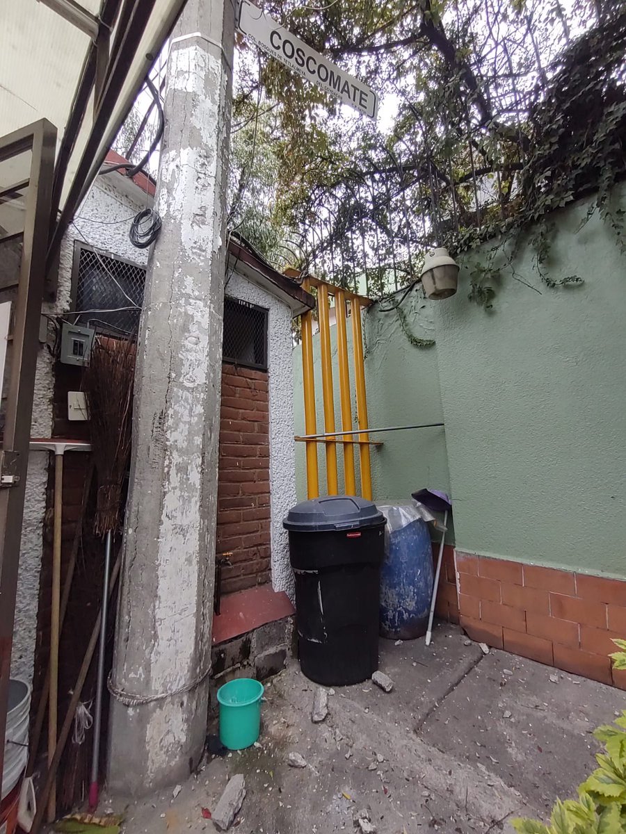 Anto_inc's tweet photo. @CFEmx @CFE_Contigo @SGIRPC_CDMX #proteccionCivilCDMX @Alcaldia_Coy Favor de ayudar a retirarlo, cayó un rayo hace unos días y todo el tiempo está tirando piedras ya le cayeron a algunas personas.
Dirección Pablo de la Llave esquina coscomate. https://t.co/AfM7IDK1kI