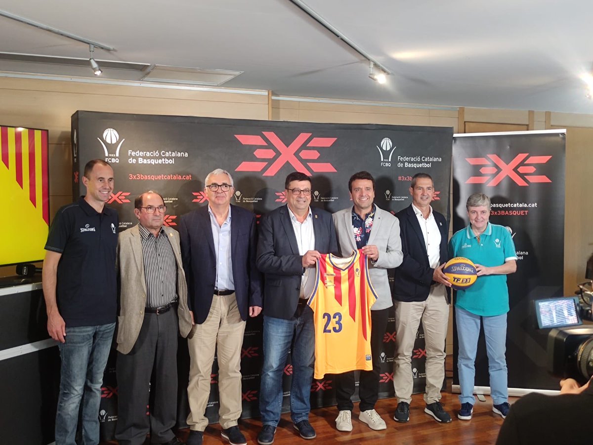 MarchClaret's tweet photo. Presentació de les Seleccions Catalanes 3X3 a la ⁦@FCBQ⁩  Gràcies a ⁦@esportcat⁩ i ⁦@UFECcat⁩ on aquest Cap de Setmana disfrutarem a la II Setmana de l’Esport Català. ⁦@tgtravel_olesa⁩ ajuda a fer-ho possible. Molta Sort Campiones‼️ https://t.co/Dj5oIGEXyE
