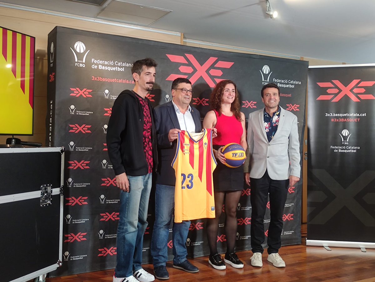 MarchClaret's tweet photo. Presentació de les Seleccions Catalanes 3X3 a la ⁦@FCBQ⁩  Gràcies a ⁦@esportcat⁩ i ⁦@UFECcat⁩ on aquest Cap de Setmana disfrutarem a la II Setmana de l’Esport Català. ⁦@tgtravel_olesa⁩ ajuda a fer-ho possible. Molta Sort Campiones‼️ https://t.co/Dj5oIGEXyE