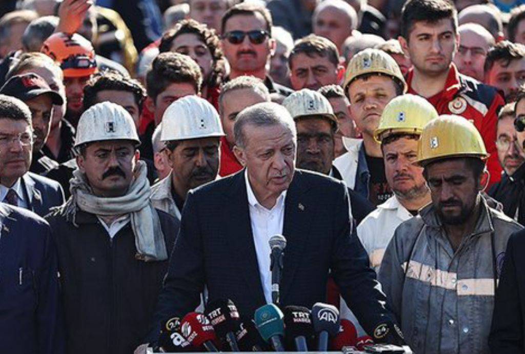 41 madencinin ailesine yardım yapılacağı erdoğan tarafından açıklandı. Milletin gazını alana kadar madenlerin gazını aldır. Cenazelerin olduğu gün miting yapar gibi para vereceğiz diye ilan etmek de ayrı bir tuhaflık... #AKlanamazsınız