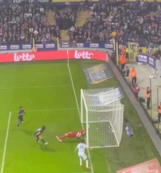 ItsStinis's tweet photo. Deze had ik nog niet gezien 🤨 @asternzey @rscanderlecht https://t.co/ZqDlz2gPkE