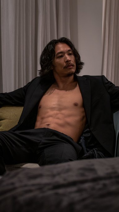 Wanna get a hotel room, dress up and order room service? https://t.co/F0scfRhhr9