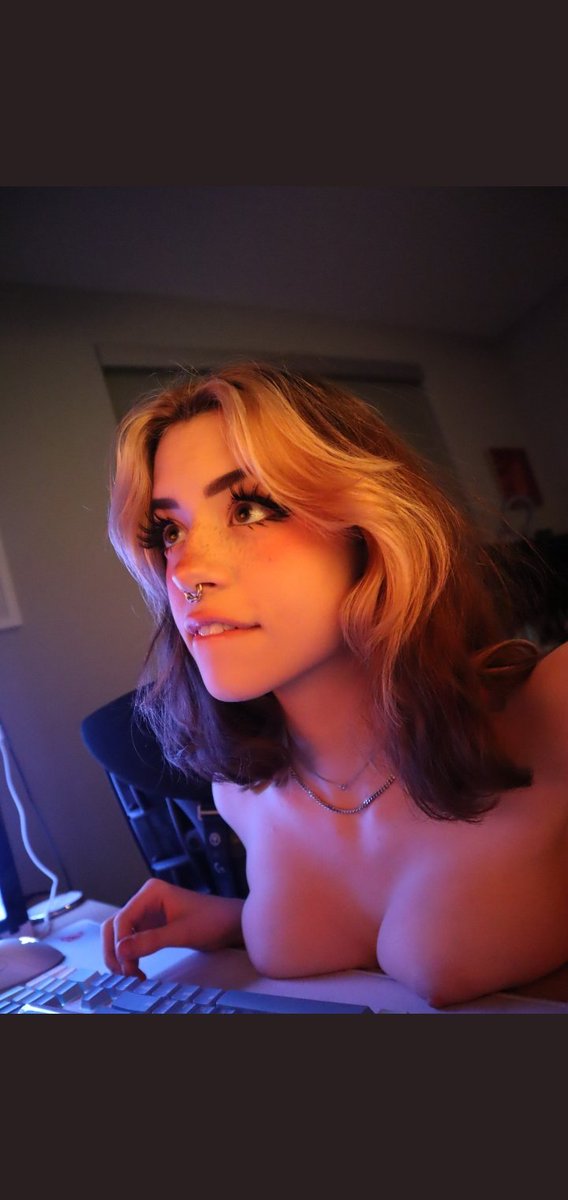 Dingle69Q's tweet photo. Ayoo? What is Hanna doin?♥️♥️🤤
#porn #hannaowo #nsfw #boob #hot https://t.co/BRpCf7EN3M