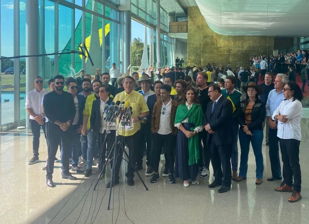 g1's tweet photo. Bolsonaro recebe apoio de cantores sertanejos https://t.co/p5voXvCbV1 #g1 #eleições https://t.co/hNLSQB1EnX