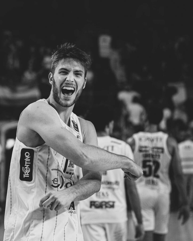 Manti_ko's tweet photo. Domenica, Emozioni da urlo!

#wediehard 
#tuttounaltrosport 
#blackandwhite
#basketball #basketballislife https://t.co/24id7WM6XW https://t.co/svpejy9ePb