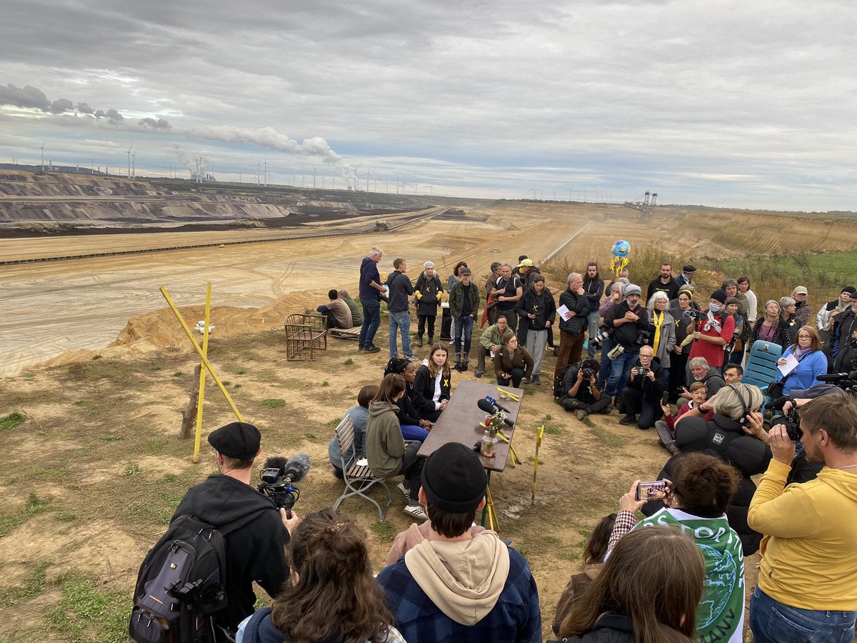 lizwathuti's tweet image. We cannot build our future on coal!

The future is not forcing people out of their lives, whether it is at the edge of a coal mine or at the frontline of the climate crisis.

Yesterday I visited the resilient and inspiring people of #Lützerath in Germany with @Luisamneubauer.