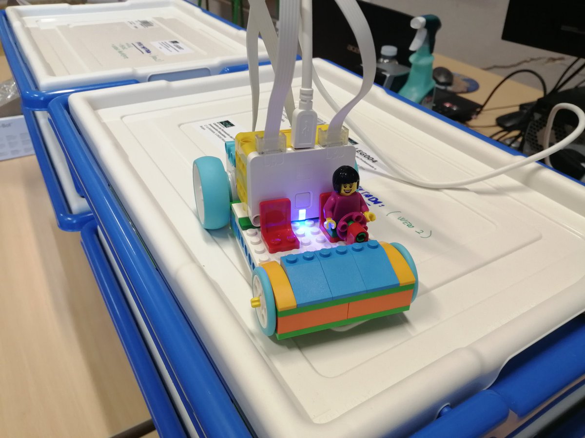 CeipCharca's tweet photo. Profes del @CeipCharca seguimos aprendiendo sobre robótica con kits de #Lego gracias al @cfiemiranda
Clase didáctica y divertida. https://t.co/AEvdxAVApG