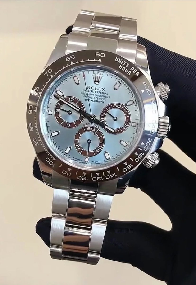 lialiascg's tweet photo. Shopping with the boys — I found both of these watches dope despite their 100x difference in price.
#cctips Fashion doesn’t have to be expensive. https://t.co/PssnydXLU1