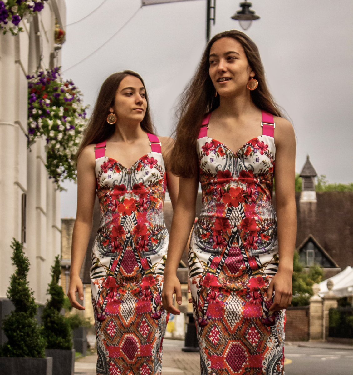 Seeing double? 👀

#twinning #foolus #seeingdouble #mirrorimage #identicaltwins #britishtv #tvtime #VanHargen #twinmodels #twinningiswinning