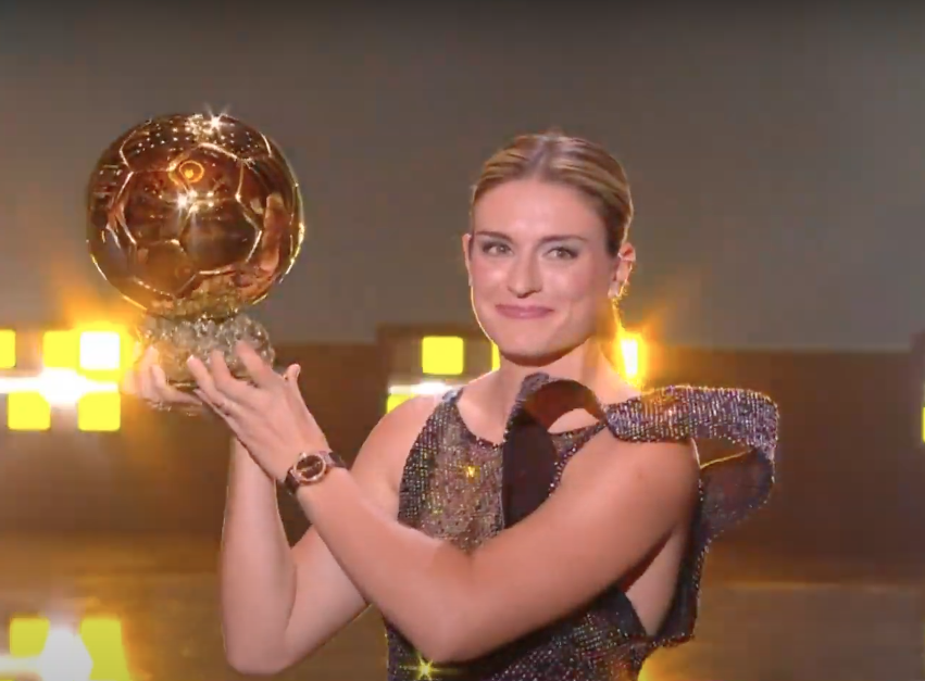 CDMXenlared's tweet photo. #ULTIMAHORA ¡Otra vez! 👏⚽👩 La jugadora del Barcelona, Alexia Putellas, ganó el Balón de Oro de futbol femenil, por segundo año consecutivo... #BallonDor #BallonDor2022 #BalónDeOro #BallondOr #AlexiaBallonDor #AlexiaPutellas #Futbol https://t.co/vhAWKw56ld