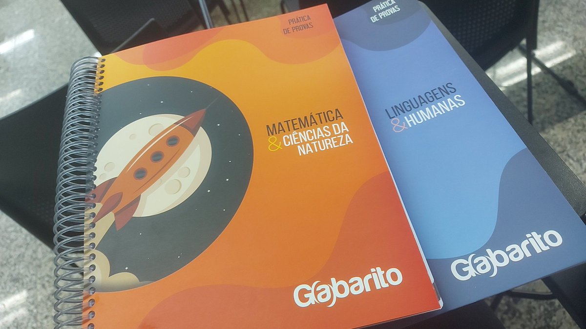 kooIights_'s tweet photo. a felicidade da vestibulanda em receber dois livros gigantescos com questões do enem e ufrgs https://t.co/gs78JQb8fV
