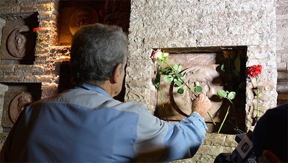 A 25 años del traslado de los restos de Ernesto Guevara y seis de sus compañeros de guerrilla al sitio de su descanso eterno, el presidente de #Cuba ❤️🇨🇺, <a href="/DiazCanelB/">Miguel Díaz-Canel Bermúdez</a>, resaltó que los sueños y ejemplo del #Che siguen tirando de todos, como un imán. 👇

bit.ly/3ggG9NV