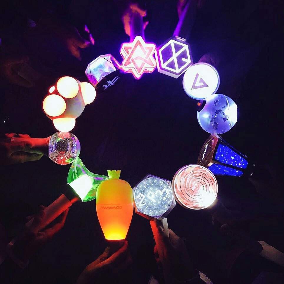 salem_kpop's tweet photo. لاحظت بالكونسرات كثير ما معهم لايتستيك ف عشان كذا بهدي شخص منكم لايتستيك لاي فرقة يبغاها ، و لا تعتبرونها هدية اعتبروها مقابل دعمكم اللامتناهي لي 💕 
وباذن الله شهريا راح يكون في سحب ع لايتستيك او البوم 
-
كل الي عليك تسوي ريتويت و راح اختار بشكل عشوائي من الريتويت ❤ https://t.co/jSnXgfLryv