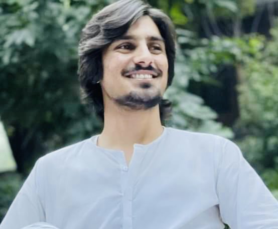 ManzoorPashteen's tweet photo. پنجاب یونیورسٹی میں تعلیمی تنظیم PEDM کے چیئرمین ریاض خان کو پنجاب پولیس نے غیرقانونی طور پر گرفتار کیا ہوا ہے۔
عرصے سے پنجاب میں پشتون طلباء کے ساتھ ریاستی اداروں کا رویہ یکطرفہ اور منفی رہا ہے۔
پنجاب پولیس نسلی تعصب سے بالاتر ہوکر ریاض خان کو رہا کر دے۔
#ReleaseRiazKhan https://t.co/8eomn6PpB9