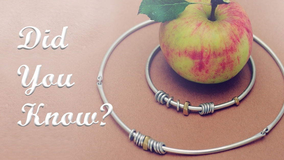 annikarutlin's tweet photo. The traditional Halloween apple bobbing originated as a British courting ritual.... each apple in the tub would represent a potential mate 🥰
Silver &amp; 18Y torc necklace and bangle, from Annika Rutlin's Idun collection, after the Norse goddess associated with apples and youth. https://t.co/t34kaML6ZJ