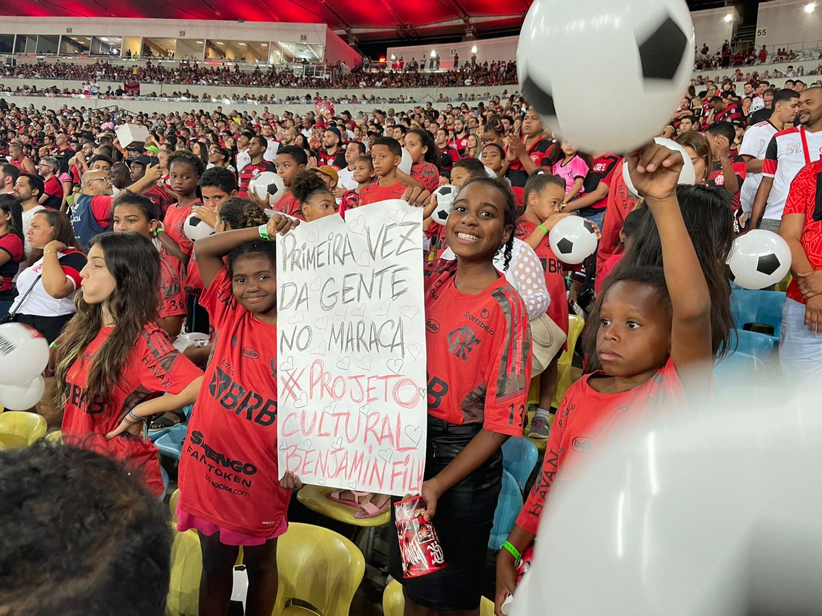 defensoria_rj's tweet photo. Olhinhos brilhando e coração palpitando forte pelo time do peito! Foi isso que pudemos ver no rosto de 22 meninos e meninas. Para celebrar o Dia das Crianças, no último sábado (15), foi realizada uma parceria entre o Núcleo de Defesa dos Direitos Humanos da #DPRJ com o @Flamengo. https://t.co/OO8WZZO2vd