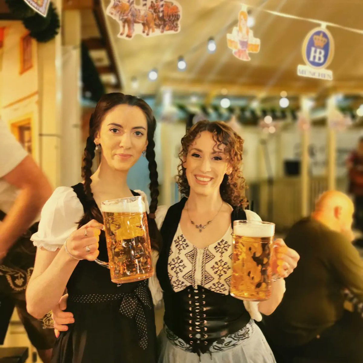 grainneevans1's tweet photo. Another epic #Oktoberfest #stein #prost #lederhosen @McKennasMaghera 🍺🎶🌭 https://t.co/6ztX5Ukllj