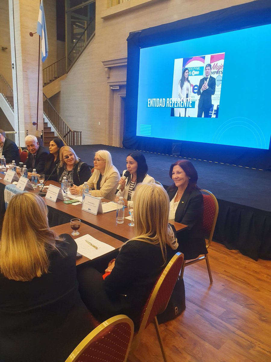CAMEMujeres's tweet photo. 🗣️ La Comisión Directiva de #MECAME -integrada por @nataliafacciolo , @moyano_marita, @LetiEspinosa, @FernandaReina17 y @giorgia_miriam- realizó durante el encuentro una breve presentación sobre la reactivación económica pospandemia. https://t.co/Va23R0yc9D