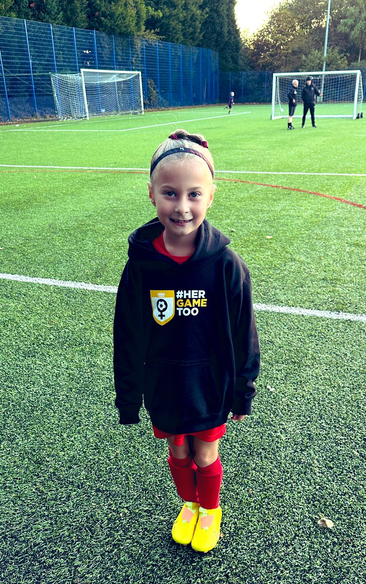 Millsy_harps's tweet photo. Loved training tonight ❤️🖤
New boots were 🔥
@HerGameToo @nikefootball #girlsontheball #playher https://t.co/O8PuULRUg7