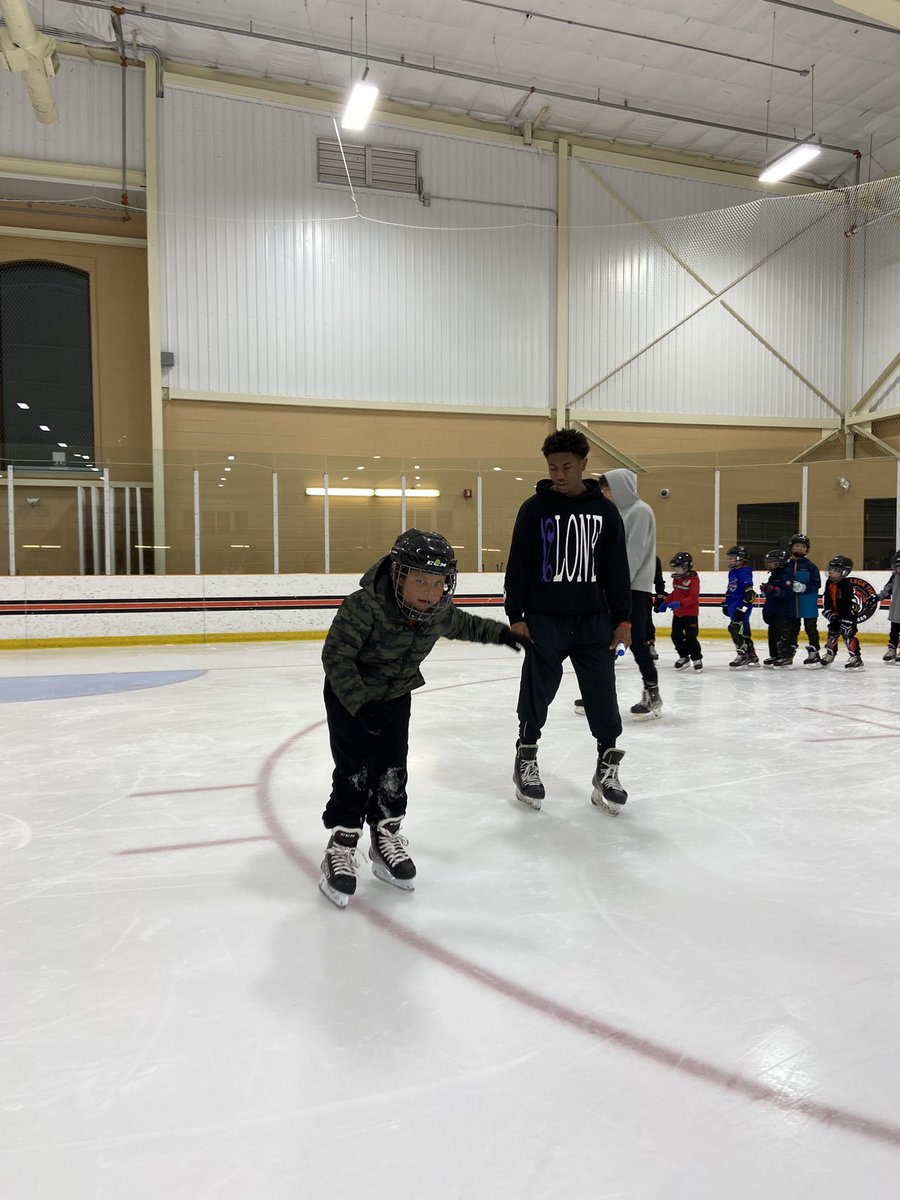 lisakdumont's tweet photo. @Ridley_College LS Athletic Coordinator, @anniesheridann , organized SK-Grade 3 skating with @RidleyHockey athletes for #physicalliteracy today. So great to see our oldest #RidleyUS students helping our youngest #RidleyLS students! https://t.co/a4gaxnoJiC